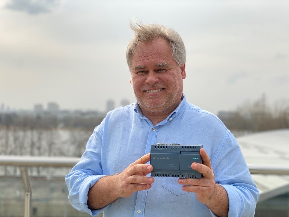 Eugene Kaspersky Posing with KISG 100 IoT Secure gateway